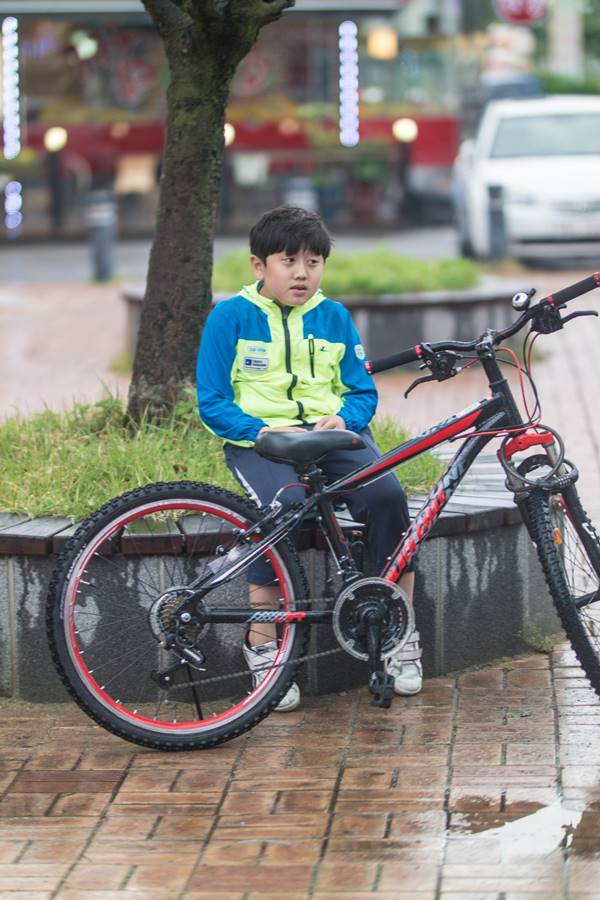 은결이와 봄비 맞으며 자전거를 달려보다 - 동백 호수공원에서 기흥역까지 신갈천을 따라 달리다. 16 어정역에서 엄마를 기다리는 은결