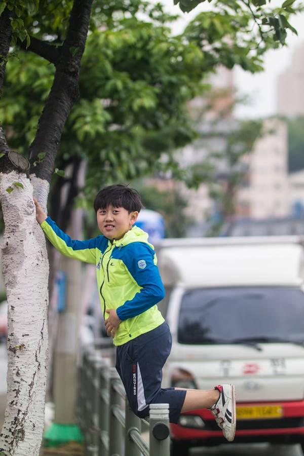 은결이와 봄비 맞으며 자전거를 달려보다 - 동백 호수공원에서 기흥역까지 신갈천을 따라 달리다. 17 엄마를 기다리면서 그 새를 못참고 가드레일에 올라가 나무를 건들이는 은결,
그런 아이를 사진으로 담는 아빠도 똑같다.