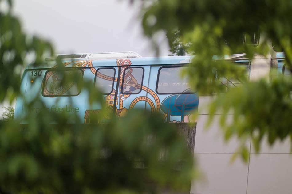 은결이와 봄비 맞으며 자전거를 달려보다 - 동백 호수공원에서 기흥역까지 신갈천을 따라 달리다. 19 어정역을 지난 동백으로 향하는 경전철, 나무잎 사이로 보이는 경전철이 조금은 그럴싸 해보 보인다.