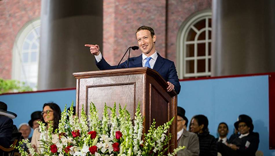 하버드 졸업 축사하고 있는 마크 저커버그02 하버드대 인용