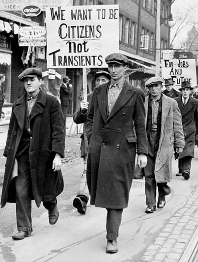 경제대공황 당시 실업자들의 행렬 (캐나다 토론토, 1930년) 피켓에 '우리는 일시체류자가 아니라 시민이 되고 싶다'고 쓰여 있다 위키디피아 제공
