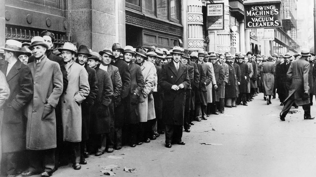 대공황(Great Depression) 사진, Thousands of unemployed people wait outside the State Labor Bureau in New York City to register for federal relief jobs in 1933 AP
