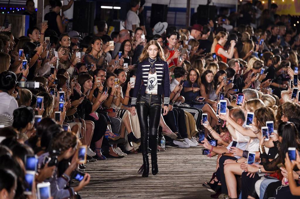 타미힐피거(TOMMY HILFIGER) 뉴욕 카니발Gigi Hadid walks at Tommy Hilfiger Women’s Fashion Show at Pier 19 on Sept 9 사진 Peter White, WireImage