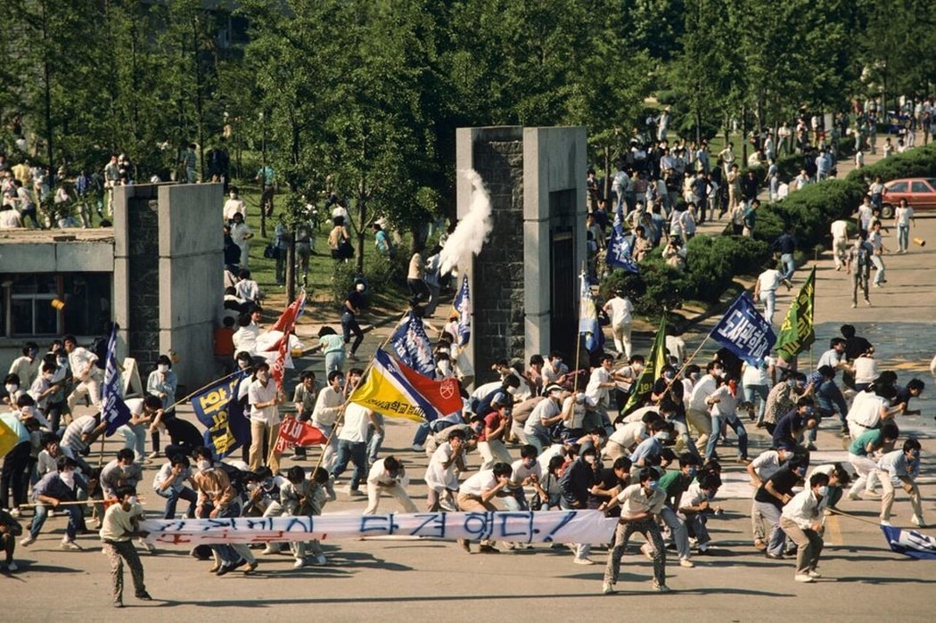 6월항쟁_1987년 6월9일 서울 연세대학교 앞에서 이한열 열사가 피격되기 직전