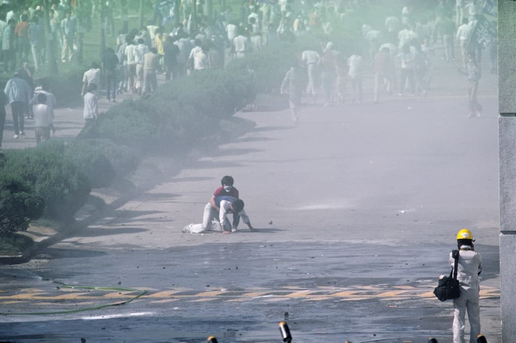 6월항쟁_1987년 6월9일 서울 연세대학교 앞에서 이한열 열사가 피격되고 이종창씨가 부축이고 있다