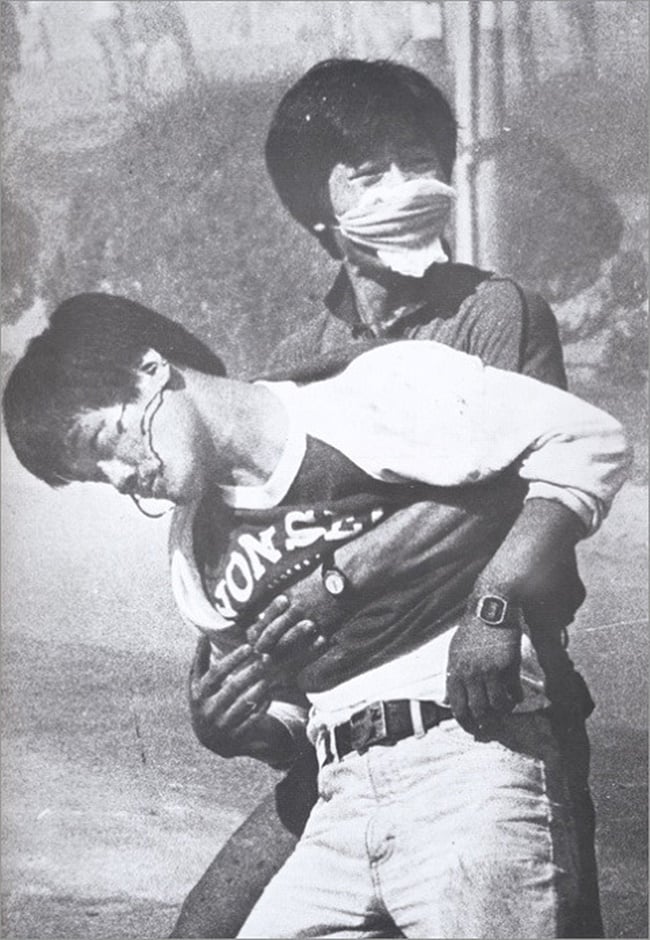 6월항쟁_최루탄에 피격되어 쓰러지는 이한열사를 부축이고 있는 이종창