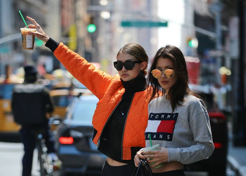 베라 하디드 타미 힐피거 로고각 박힌 옷을 입다 bella-hadid-logo-t-shirt-street-style-top