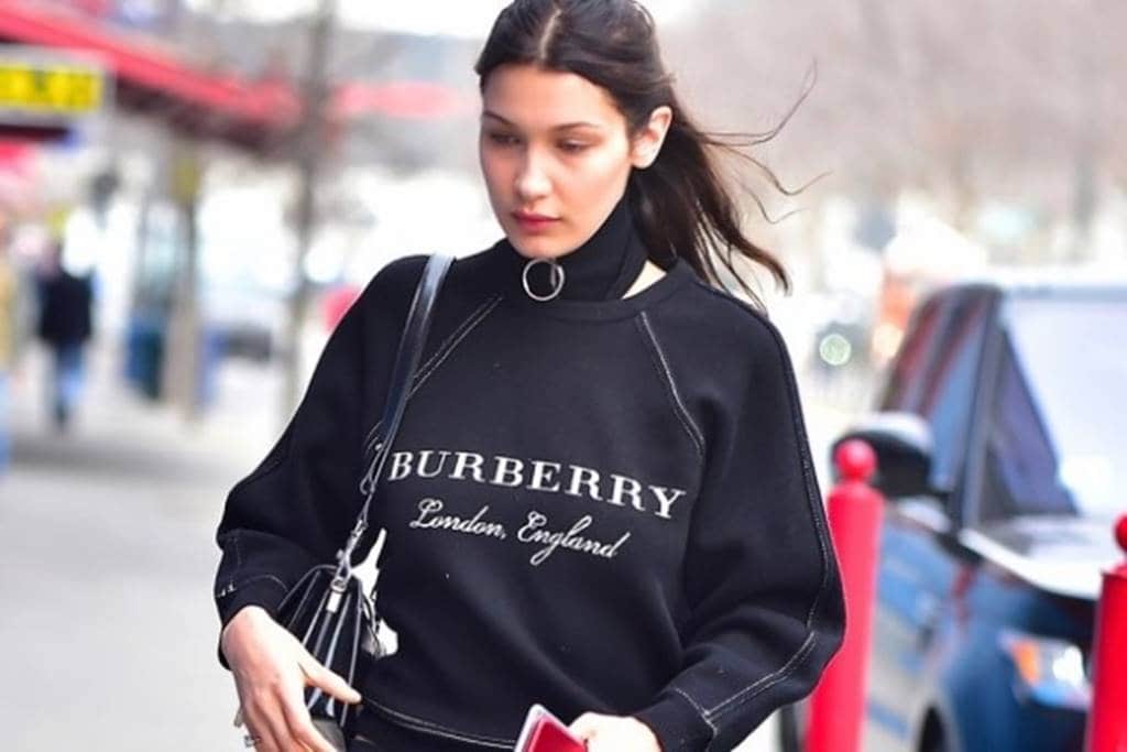 벨라 하디드 큼직한 버버리 로고가 박힌 스웨터를 입다