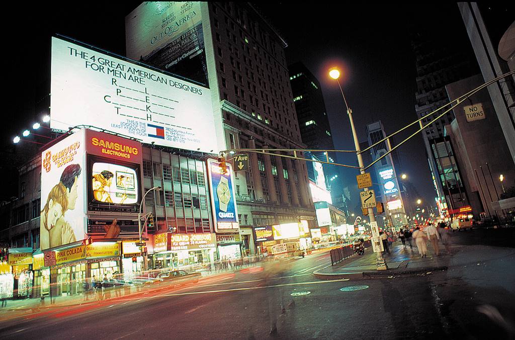 어타미 힐피거(TOMMY HILFIGER) 1985년 광고 뉴욕 타임스퀘어광장 광고 사진 출처 모한 무라니(Mohan Murjani) 그룹 02