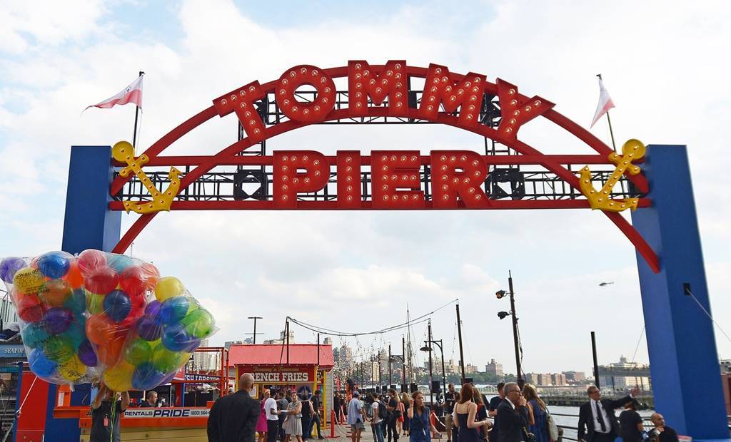 타미 힐피거(TOMMY HILFIGER) 뉴욕 카니발 입구 모습 2016년 9월 사진 출처 Architectural Digest