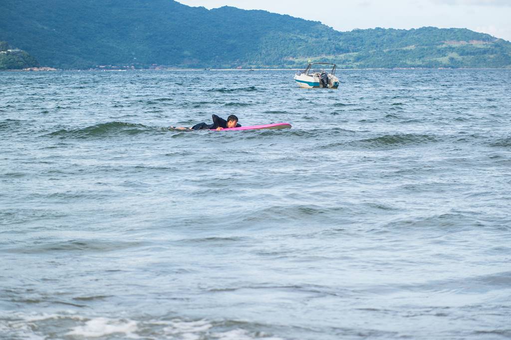 다닝 미키 비치(My Khe Beach) 풍경 - 서핑을 연습하는 젊은 친구들