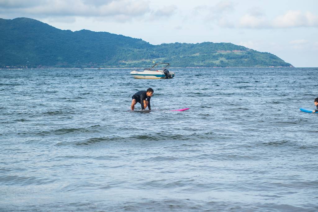 다닝 미키 비치(My Khe Beach) 풍경 - 서핑을 연습하는 젊은 친구들