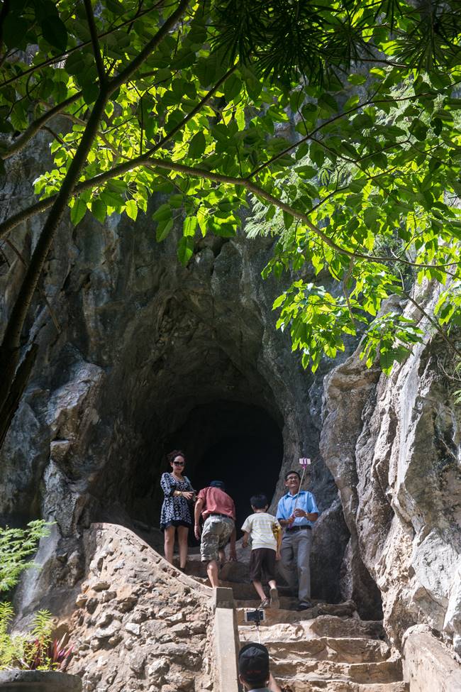 오행산(마블 마운틴) 반통동굴(Van Thong Cave) 입구에서 셀카 담는 사람들