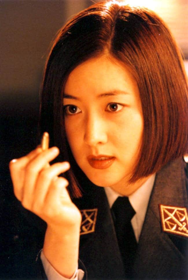 공동경비구역 JSA 이영애 총알을 살펴보고 있는 이영애