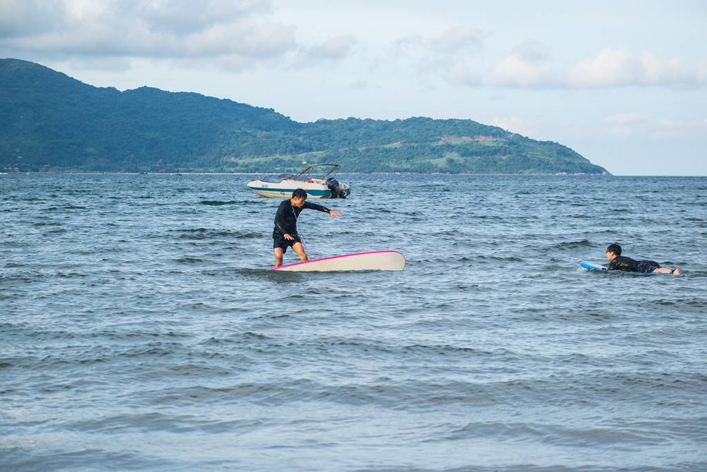 다닝 미키 비치(My Khe Beach) 풍경 - 서핑을 연습하는 젊은 친구들