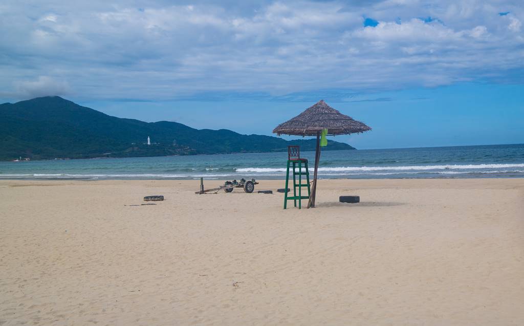 다닝 미키 비치(My Khe Beach) 풍경 안전감시대 린응사가 보이는 미케 비치