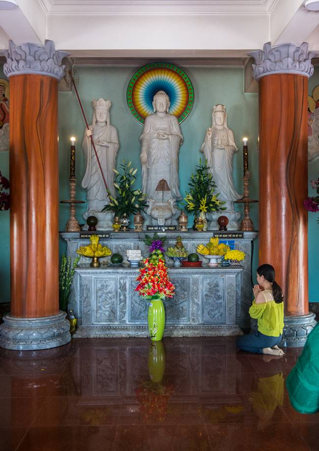 린응사 불당에서 기도하고 있는 베트남 여성-6142