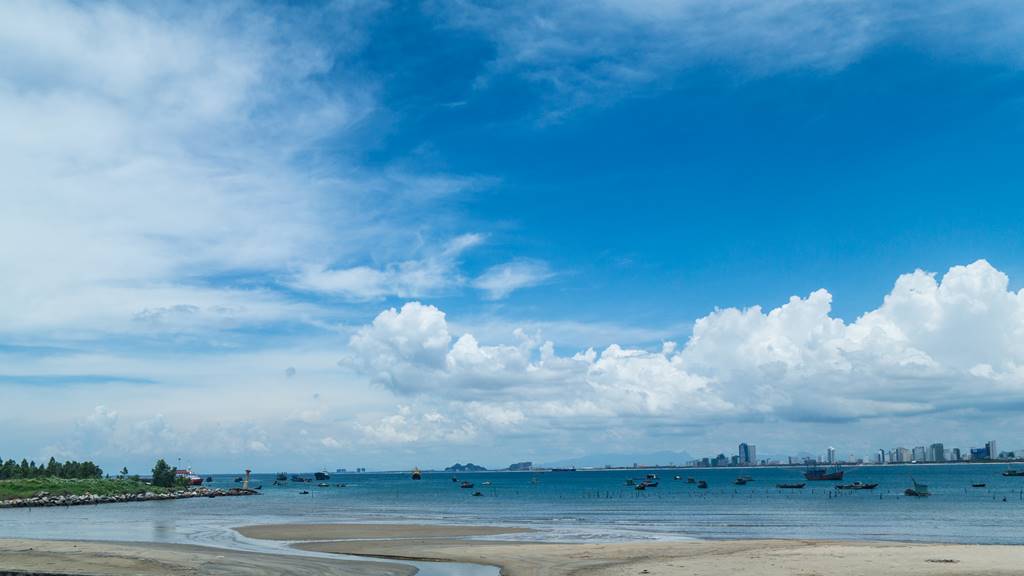 다낭 미케 비치 어선들이 보인다