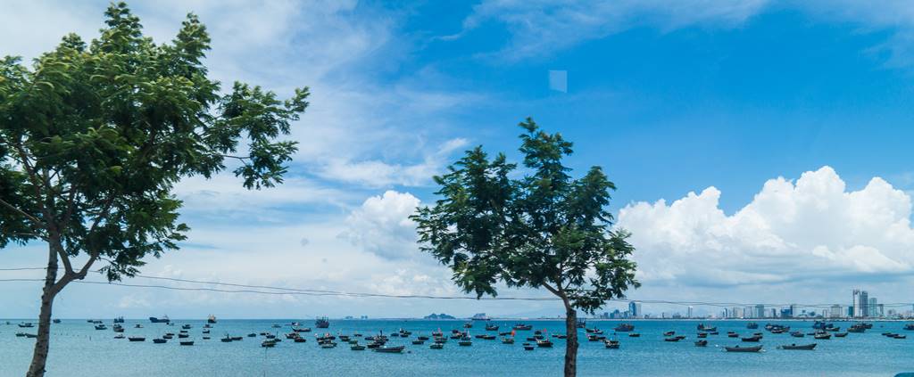 버스안에서 바라본 다낭 미케 비치ㅗ트ㅗ ,,ㅘㅡ,ㅏ ㅋㅌㅁㄴ채ㅏ 어선들이 보인다