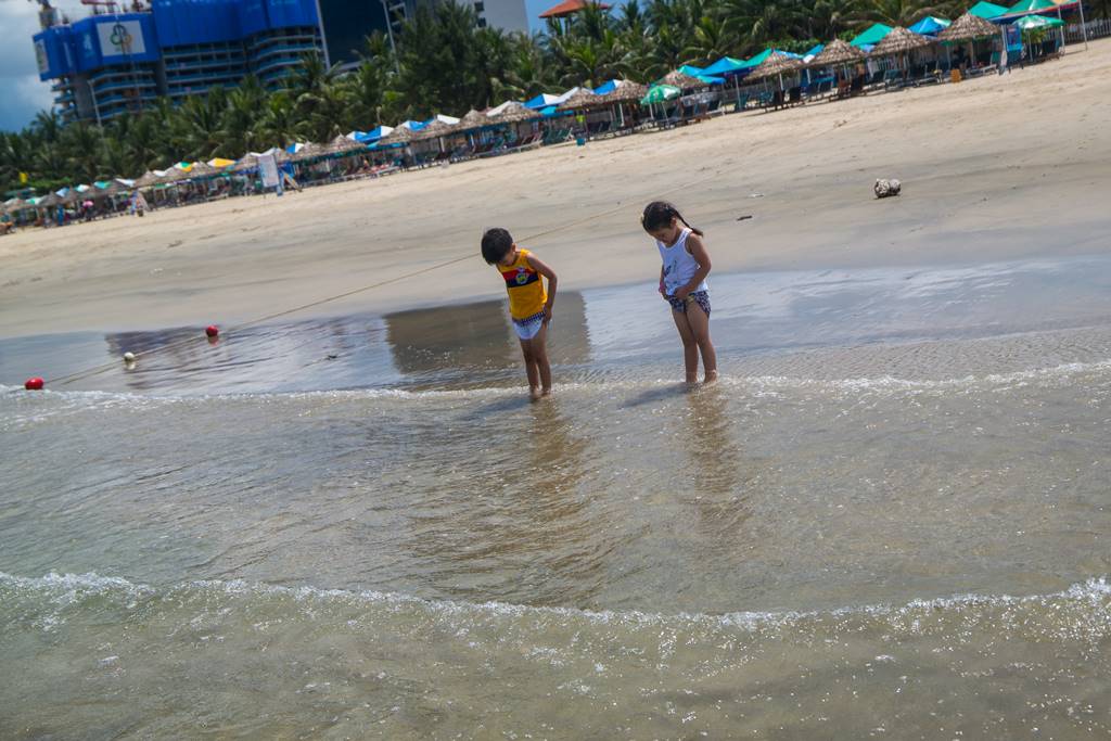 미키 비치(My Khe Beach) 풍경 - 오빠 물속에 들어가야 할까-3397