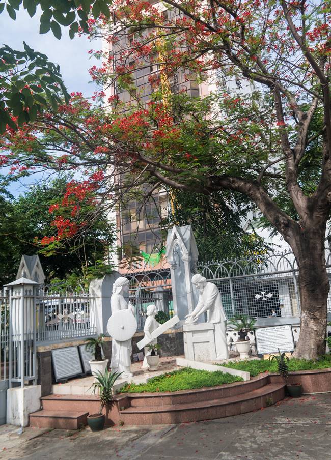 베트남 다낭 여행 - 다낭 대성당 아름다운 꽃 그리고 조각상