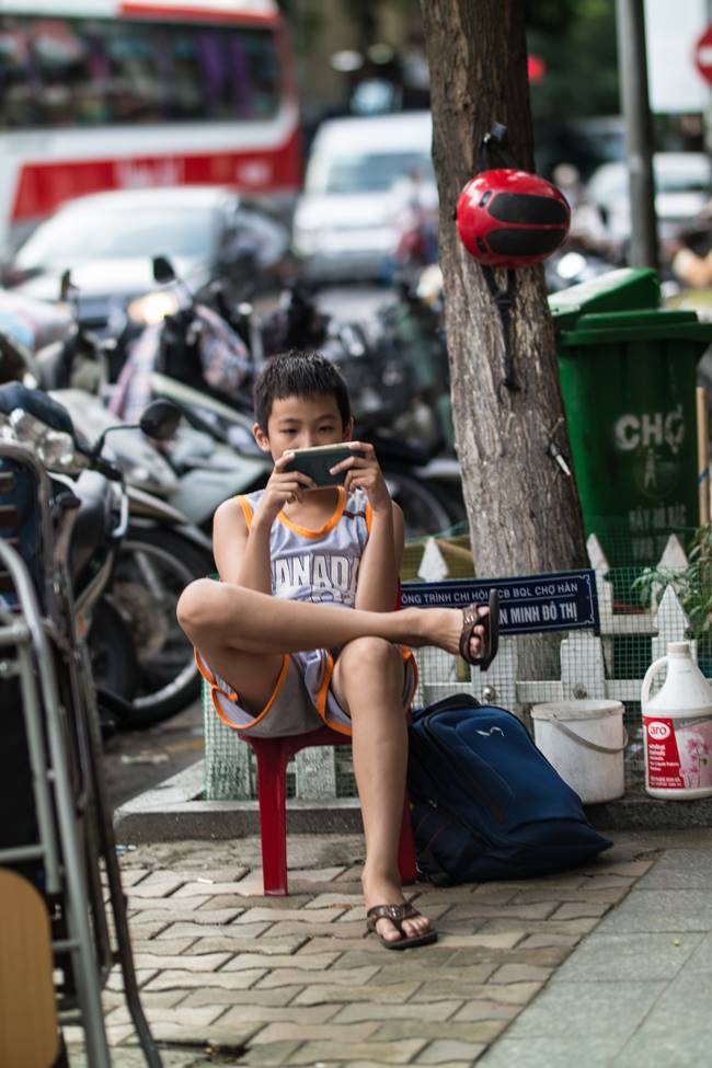 베트남 다낭 여행 - 다낭 한마켓 앞 스마트폰에 몰두하고 있는 아이-3717