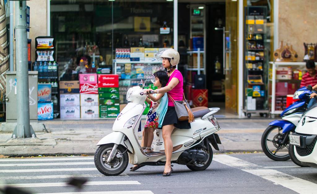 베트남 다낭 여행 - 다낭 한마켓 앞 오토바이를 탄 모녀-3719