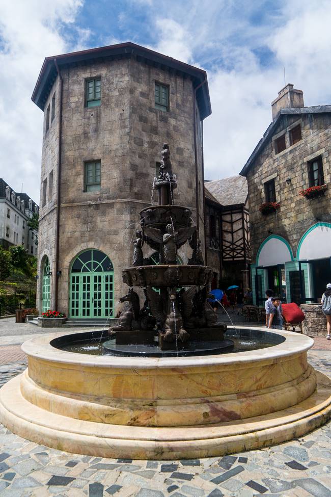 베트남 다낭 여행 - 바나 힐(Bana Hill) 분수대가 있는  풍경