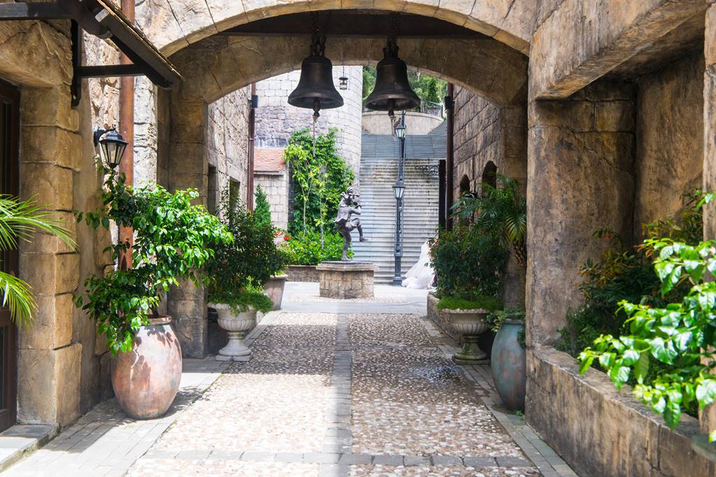 베트남 다낭 여행 - 바나 힐(Bana Hill) 골목 풍경,안쪽으로 웨딩사진 찍는 커플이 있다-4256