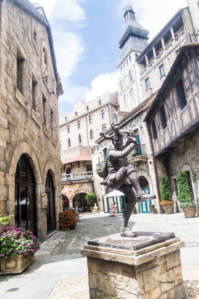 베트남 다낭 여행 - 바나 힐(Bana Hill) 골목 풍경 이름을 알 수 없는 동상