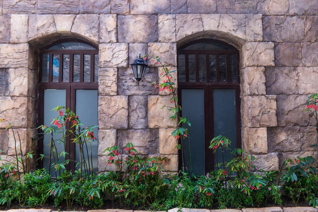 베트남 다낭 여행 - 바나 힐(Bana Hill) 골목 풍경 꽃과 참문이 분위기 있다