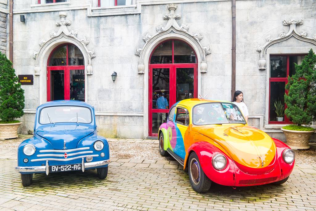 베트남 다낭 여행 - 바나 힐(Bana Hill) 골목 풍경 오랜된 자동차를 보다