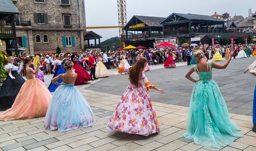 베트남 다낭 여행 - 바나 힐(Bana Hill) 광장 페스티벌 무도회