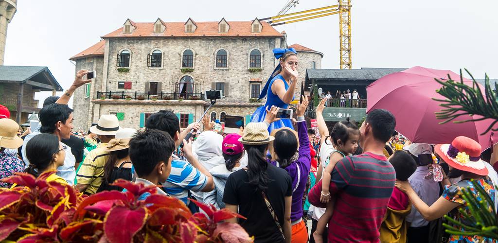 베바나 힐(Bana Hill) 광장 페스티벌 키다리 무희의 인기는 엄청나다