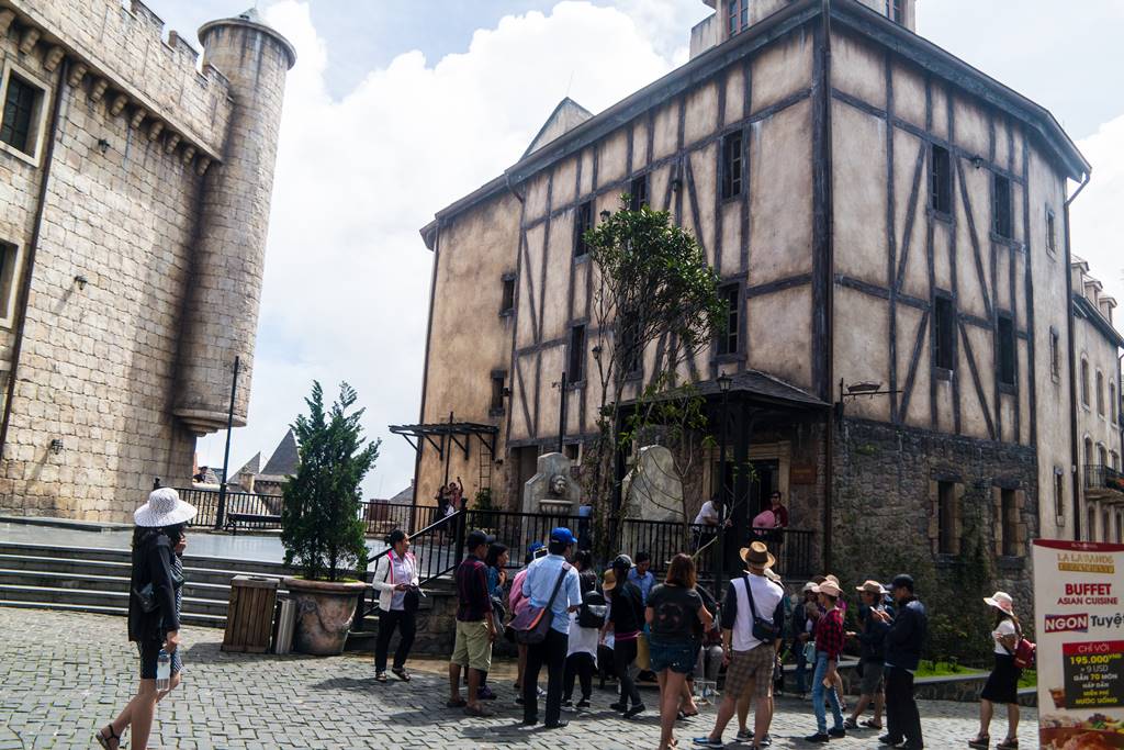 베트남 다낭 여행 - 바나 힐(Bana Hill) 거리의 악사의 연주를 감상하고 있는 사람들