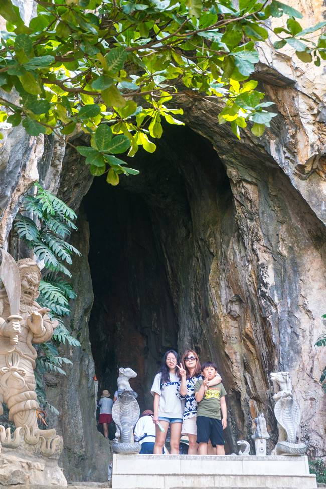 오행산(마블 마운틴) 동굴앞에서 가족 사진