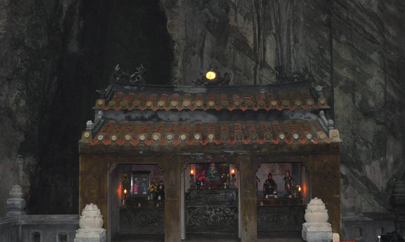 오행산(마블 마운틴) 장주동굴(Tang Chon Cave) 미니 사찰 내부 Crop