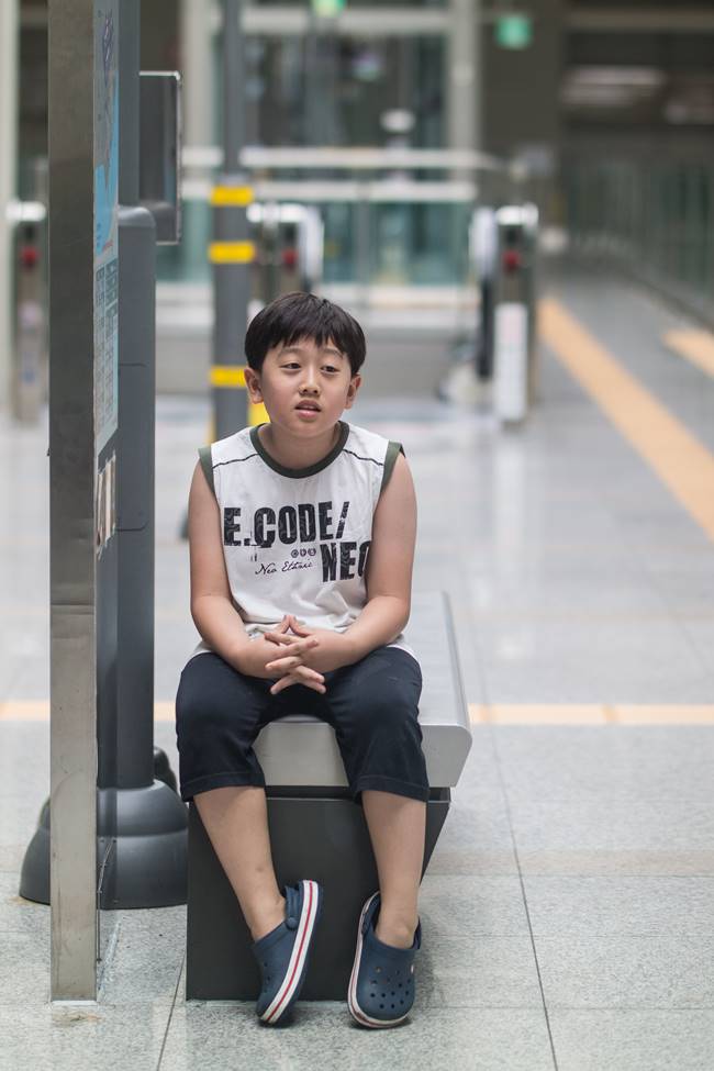 기흥역에서 용인 경전철을 기다리며 앉아있는 은결-2768