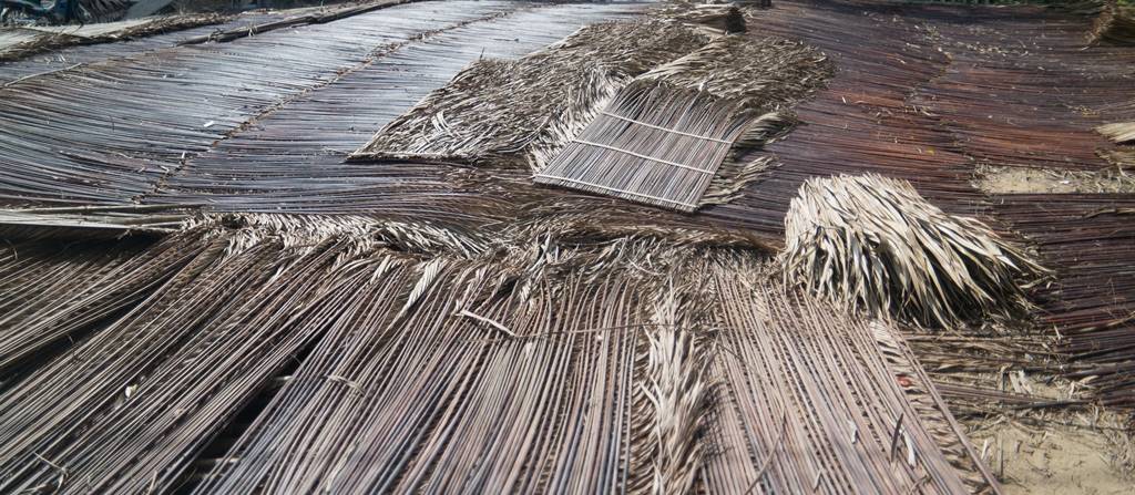 트남 다낭 여행 - 야자나무잎으로 무언가를 만들어 놓은 모습-4923