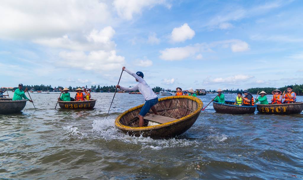 트남 다낭 여행 - 전통배 퉁버이(Thung Boi 바구니보트) 묘기를 부리는 베트남 선원
