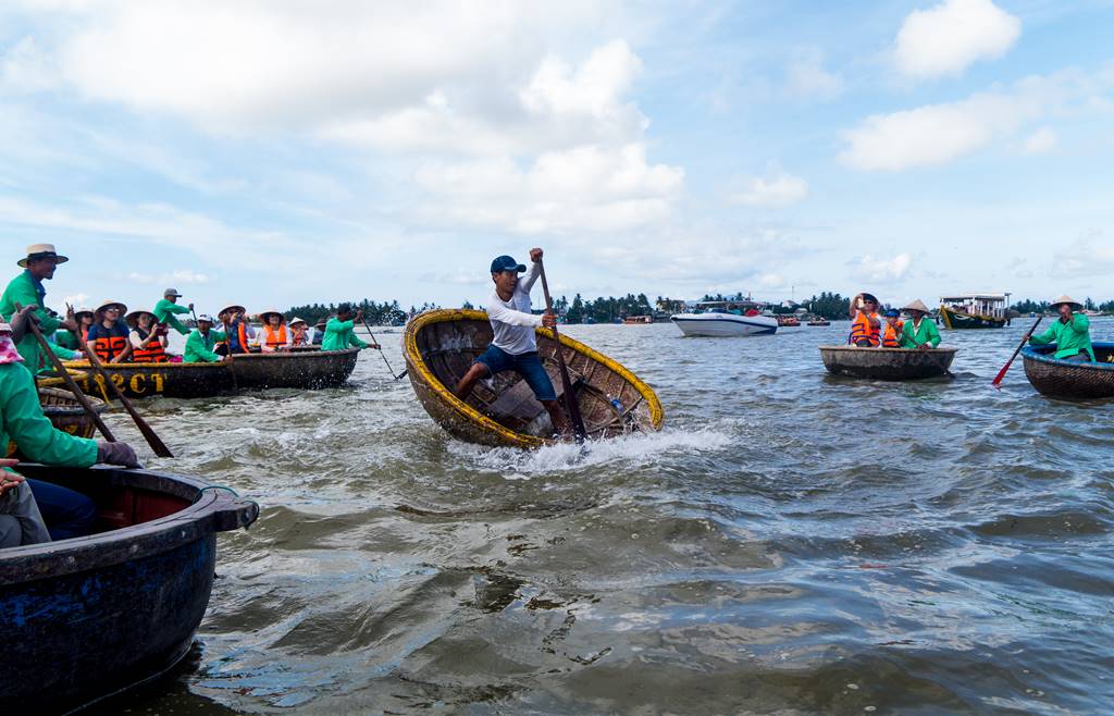 트남 다낭 여행 - 전통배 퉁버이(Thung Boi 바구니보트) 묘기를 부리는 베트남 선원