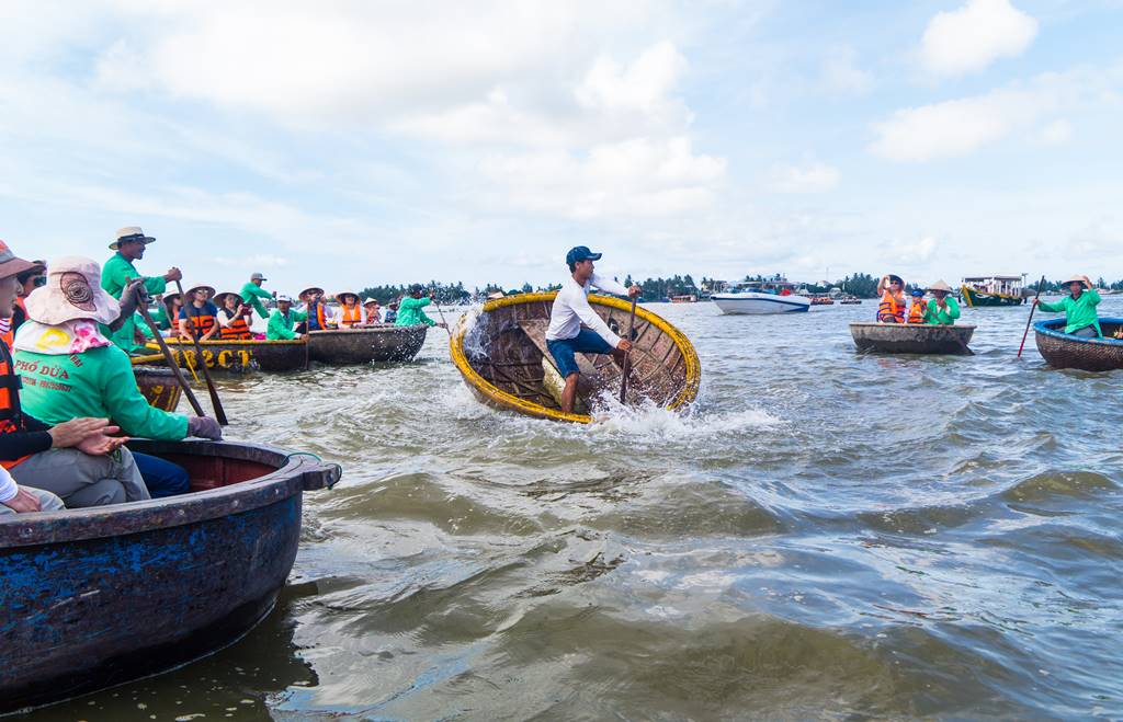 트남 다낭 여행 - 전통배 퉁버이(Thung Boi 바구니보트) 묘기를 부리는 베트남 선원