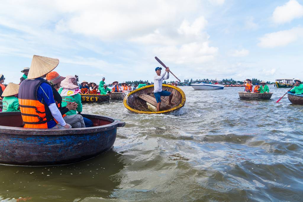 트남 다낭 여행 - 전통배 퉁버이(Thung Boi 바구니보트) 묘기를 부리는 베트남 선원