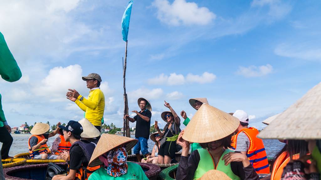 트남 다낭 여행 - 전통배 퉁버이(Thung Boi 바구니보트) 춤을 추는 외국인