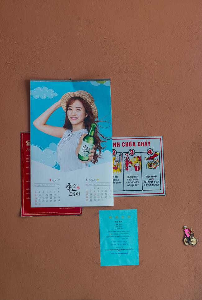 다낭 식당_한국인 운영 분짜 식당 HA NOI Xin Chao 내부 한국 광고가 부착되어 있다 
