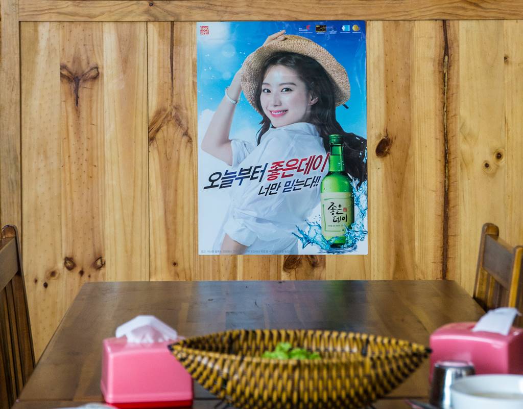 다낭 식당_한국인 운영 분짜 식당 HA NOI Xin Chao 내부 한국 광고가 부착되어 있다