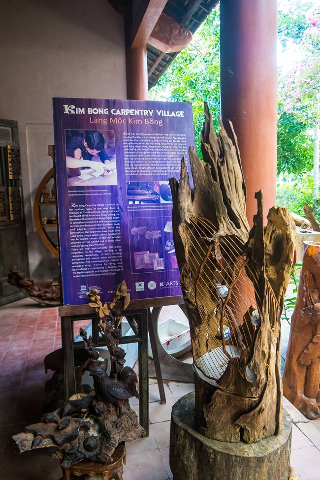 낌봉 목공예 마을 가장 유명하다는 목굥예마을 소개 표지 및 목공예품-5330