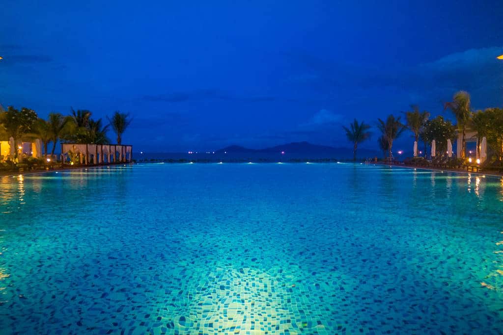 빈펄 호이안 수영장 야간 풍경-3758