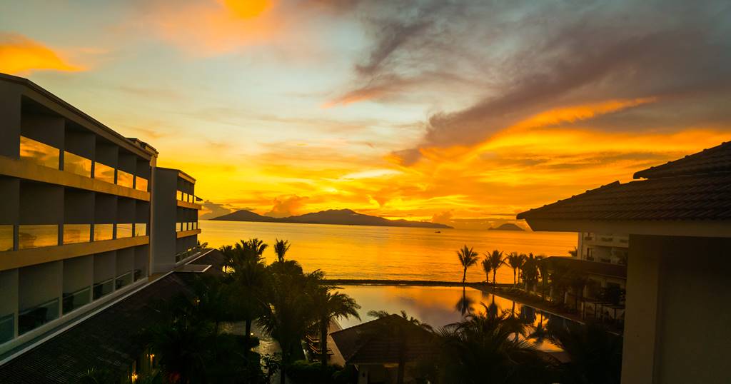 빈펄 호이안(Vinpearl Hoi An) 리조트의 일출-베란다에서 담다