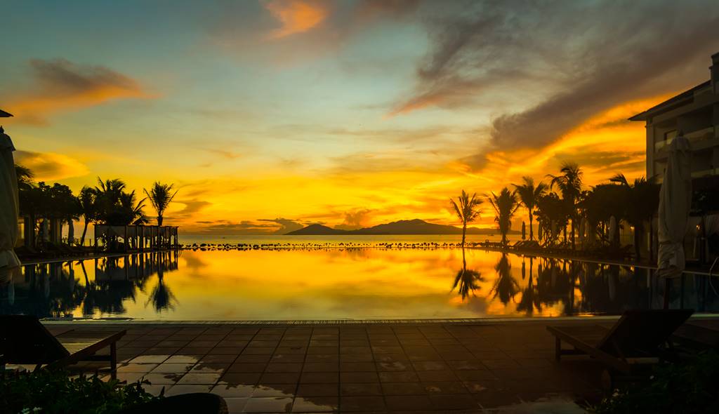 빈펄 호이안(Vinpearl Hoi An) 리조트의 일출-3층 옥사에서 담다